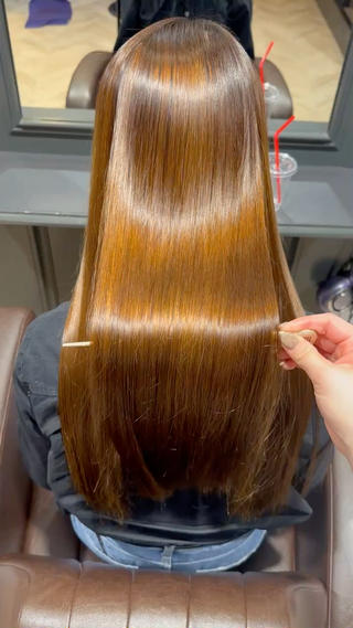 ホリスティックストレートで艶々に
ストレート履歴があっても、ブリーチ毛でも、毛先まで艶々にできる可能性があります
(髪の毛の状態を見て相談︎)
是非一度お悩みを相談していただくだけでも!