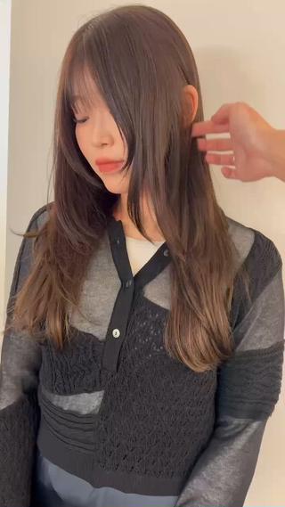 柔らかなブラウン系カラーに動いた時に欲しいところにおちてくれる顔周りの毛束が大人の色気◎
巻かないスタイリングも雰囲気でます！ 