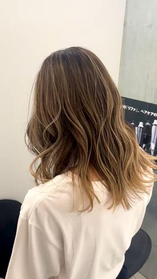 エアタッチバレイヤージュ(フルブリーチではなくグラデーションのような形のカラーで馴染みます)柔らかい上品な仕上がり。モデル募集はこのカラー限定、この長さより短めの方お願いいたします。 