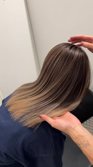 エアタッチバレイヤージュ(フルブリーチではなくグラデーションのような形のカラーで馴染みます)柔らかい上品な仕上がり。モデル募集はこのカラー限定、この長さより短めの方になります。 