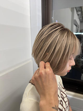 ボブ×シャドールーツ(フルブリーチして暗いところと明るいところを次のカラーで作ってます) 