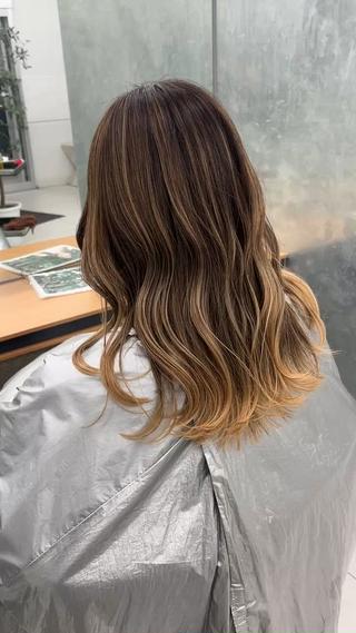 エアタッチバレイヤージュ(フルブリーチではなくグラデーションのような形のカラーで馴染みます)柔らかい上品な仕上がり。モデル募集はこのカラー限定、この長さより短めの方お願いいたします。 