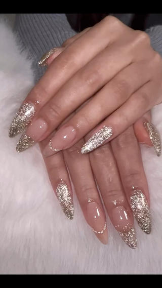 この季節にぴったりなフラッシュデザイン
ゴールドのフラッシュネイルにフレンチラインやグラデーションも組み合わせて見ました。 