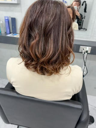 ボリュームと動きのあるヘアに 