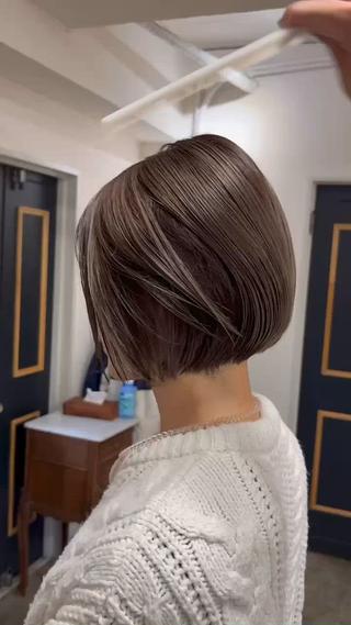 全体明るめカラー+アンブレラブリーチで表面ブリーチしてモカグレージュに