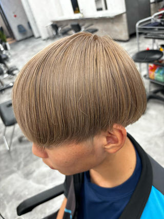 さらさらマッシュ×ハイトーンベージュ️

ケア剤を薬剤に混ぜてあげることによって、
ブリーチをしてもさらさら仕上げに^ - ^ 