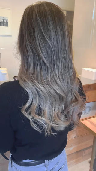 少しずつ明るくなるグラデーションと違いブラウン感を一切出さずに透明感のあるカラーにできるのがバレイヤージュの魅力。
境目を見れば、その違いがわかるかと思います。 