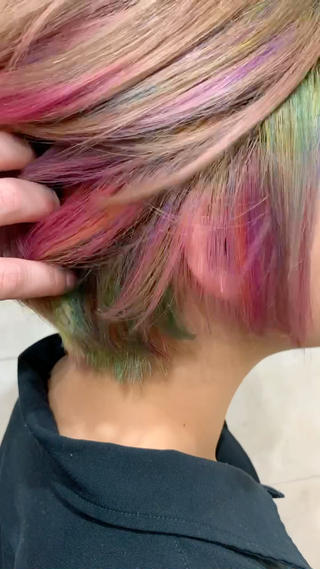レインボーカラー
ユニコーンカラー
をしたい方にオススメです

多色使いで1人1人の希望に沿ったスタイルを作ります

ブリーチは3回必要なデザインになります。 