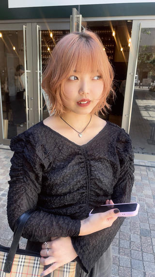 pirange×facewolf
ハイトーンとレイヤーカットは相性抜群です
レイヤーカット初心者の方も顔周りのレイヤーからなら挑戦しやすいです◎
