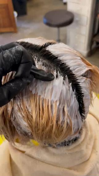 他店シャドウルーツからのセルフブリーチ履歴修正
複雑履歴の対応も可能ですが、お時間と料金がメニューとは異なります。
なるべくスムーズかつダメージレスに仕上げるため、事前のメッセージによるカウンセリングにご協力いただけますと幸いです。