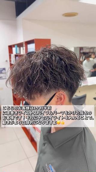 ハイライトのブリーチ2回目からは別¥4400円からです！
パーマかかっててもおっけ
同時でも可能！ 