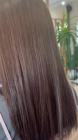 カラー剤の中に髪質改善トリートメントを入れる事で、より内部にトリートメントを浸透させ定着させる未来のヘアカラーです
ダメージによるパサつき、うねりは髪の毛内部に穴が開いてしまい(ダメージホール)、髪の毛の主成分であるタンパク質の結合が切れて、栄養素が抜け出てしまっているのが原因です。
この髪質改善ヘアカラーはその穴を埋めて毛髪内に擬似的なタンパク質結合つくりだし、栄養素を再び閉じ込める画期的なヘアカラーです!
カラーを繰り返していて毛先がパサついて切ろうか迷っている方は是非一度体験してみて下さい!