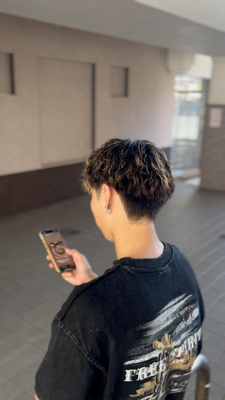 ツーブロックツイストスパイラルパーマ
初パーマはパーマ感がしっかり出るツイストスパイラルパーマがオススメです!
前髪をあげる方も上げない方もスタイリングしやすいスタイルです
スタイリング難易度
★★☆☆☆
柔らかめのワックス、またはグリースがオススメです