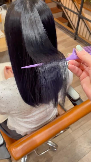 深めのブルーブラックで韓国風ヘアに 