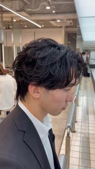 シャドウパーマ
おろしでも上げてもかっこいい人気パーマです！
今のトレンドパーマかけたい方是非お待ちしております！ 