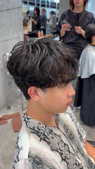 シャドウパーマ
癖毛の人でも扱いやすくなるナチュラルなパーマです！
弱い質感が欲しい方是非！ 