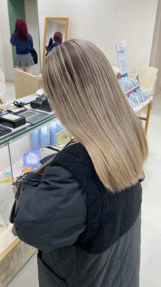 シャドウルーツ

髪の状態や履歴に合わせて、透明感・発色・色持ちすべてをバランス良くコントロール
ブリーチだからこそ出せるやわらかい色味と、デザイン性のあるカラーをご提案しています

巻いてもストレートでも映えるように、ベースから計算して調整しています。
赤み・黄ばみが気になる方、初めてのデザインカラーも大歓迎です！

#ブリーチカラー #透明感カラー #銀座カラー #銀座ブリーチ　#デザインカラー #ケアブリーチ #ホワイトベージュ #インナーカラー #バレイヤージュ #グレージュカラー #ブロンド　#ベージュ #ミルクティーベージュ　#インナーカラー　#イヤリングカラー
 