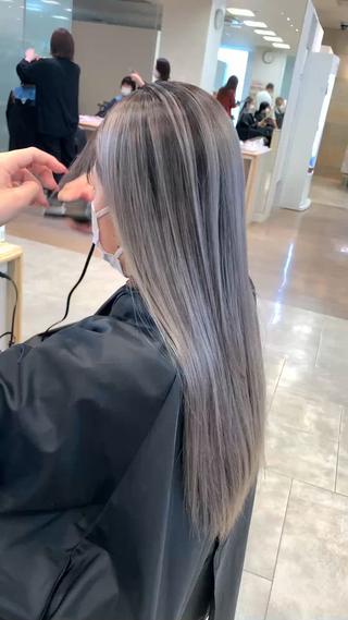 シャドウルーツ

髪の状態や履歴に合わせて、透明感・発色・色持ちすべてをバランス良くコントロール
ブリーチだからこそ出せるやわらかい色味と、デザイン性のあるカラーをご提案しています

巻いてもストレートでも映えるように、ベースから計算して調整しています。
赤み・黄ばみが気になる方、初めてのデザインカラーも大歓迎です！

#ブリーチカラー #透明感カラー #銀座カラー #銀座ブリーチ　#デザインカラー #ケアブリーチ #ホワイトベージュ #インナーカラー #バレイヤージュ #グレージュカラー #ブロンド　#ベージュ #ミルクティーベージュ　#インナーカラー　#イヤリングカラー 