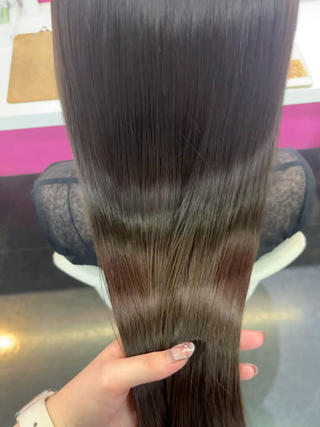 暗髪にすることでツヤ感UP
さらにトリートメントする事でもっとサラサラになります^ᴗ.ᴗ^♡