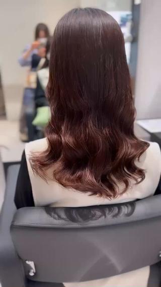 ロング カラー パーマ コテ巻き風パーマ 韓国風パーマ 無重力のヘアスタイル