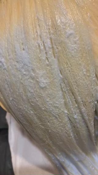 頭皮に薬剤をつけずにギリギリまで塗布するので、頭皮が染みたり、繰り返しのカラーでの頭皮環境の劣化が防げます。