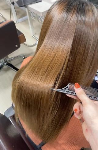 髪質改善ストレート
2年前に縮毛矯正と、ブリーチを計2回された履歴のお客様。
ロングに伸ばしていくなかで、根本のうねりと毛先のダメージによるパサつきを、“ 髪質改善ストレート“で乾かしただけのサラサラストレートに