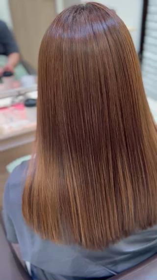 （縮毛矯正 × 明るめブラウン）

【縮毛矯正】で毛先までなめらかに整え、
やわらかい印象の明るめブラウンで上品さをプラス

しっかりクセを伸ばしながらも、
ツヤと自然な丸みをキープした“素髪風ストレート”に仕上げました◎
軽やかな仕上がりなので春夏のスタイルにもおすすめです♪ 