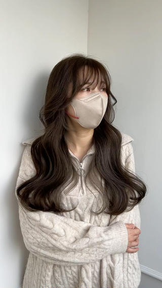 ブリーチなしダブルカラーのグレージュスタイルです♪
ベースは段なし、顔まわりにレイヤーが入ってる髪型に波巻きとリバース巻きのミックス巻きで 