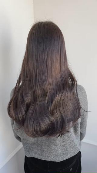 ブリーチなしグレージュならお任せください！
特に赤味が気になる方はダブルカラーがおすすめです
こちらはブリーチを使わない方法で行ってますので、褪色時にブリーチ特有のキンキンさが出ません！ 