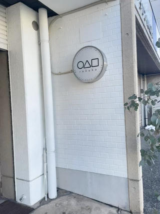 ○△□rukukuはリニューアルオープンで
2階に移転しました!
駐車場はfanfun by Roooと一緒となっております!
階段からお上がりいただき、ピンクのドアからお入りください