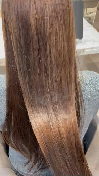 ブリーチ履歴のあるチョコブラウン
細かくカウンセリングさせて頂いたのでチョコブラウンも入れつつ透明感もとても綺麗に発色されました!!
お客様のしたいお色味を細かくお聞きしてしたい髪色を叶えるお手伝いさせて頂きます!
まだまだ、カラーモデル様大募集中なのでご興味ありましたらどしどしご予約お待ちしております!