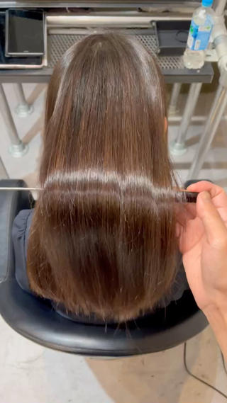 
くせ毛・うねり・広がり…
毎朝のストレス、そろそろ手放しませんか？

本気の髪質改善＝縮毛矯正×ヘアケア
オーダーメイドで薬剤を調合して、
あなたの髪に“ちょうどいい”ストレートを叶えます。

実は、一番の髪質改善は「縮毛矯正」なんです。
トリートメントだけでは癖は伸びません。
まずはベースを整える。
そこから美髪ははじまります。

縮毛矯正＝美容整形
トリートメント＝美容エステ
順番を間違えないことが、失敗しないコツです。

間違った施術で傷んだ髪は、元に戻せません。
だからこそ、知識と経験のある美容師にお任せください。

 