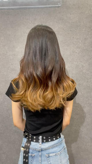 一回のブリーチで作るベージュグラデーション
目立たずバレないグラデーション
毛先だけなので髪をまとめれば◎
全体は勇気ないけど遊びが欲しい方にオススメ♡