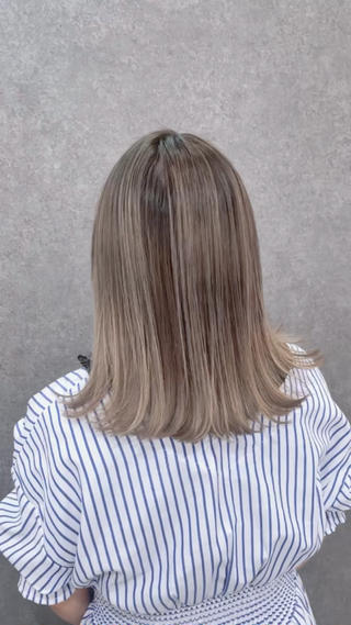 切りっぱなしミディアムに細かめのハイライトを足して
大人可愛いグレージュに仕上げました♡