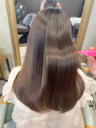 縮毛矯正で理想の艶髪に仕上げます
うねりや癖、表面のぱやぱやした毛などをなくし
扱いやすいサラサラストレートを作っています 