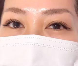 ボリュームラッシュとは、従来より細いマツエクを束にして自まつ毛に装着するアイラッシュ技術のことです。 束を装着するので、地まつ毛の本数が少なくてもボリュームを出せます
※モデル様は目尻長めデザインでアイライン効果抜群 