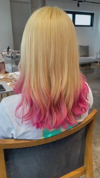 ピンクの裾カラーをいれたブロンド 