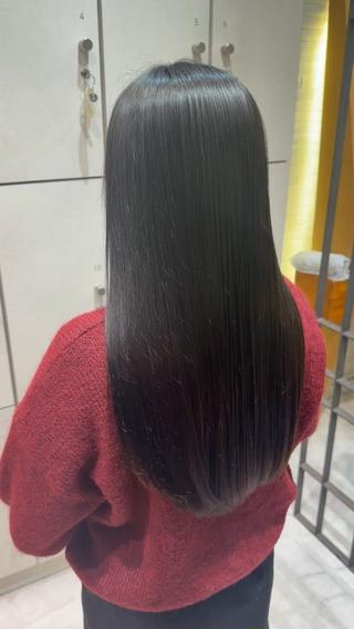 最新版!髪質改善トリートメント
簡単な3ステップでできるトリートメントです!
最後にアイロンを通して熱処理をすると更に髪が柔らかくなります
縮毛矯正をしているお客様とは特に相性の良いトリートメントになっています
トリートメントの種類も豊富ですので、是非ご相談下さい