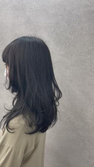 黒染めをしない黒髪です
透明感があって素敵!!