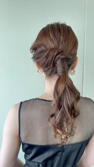 モデルでご来店♪
カールを出して可愛さもありつつ、ローポニーで大人女性感を出したました 