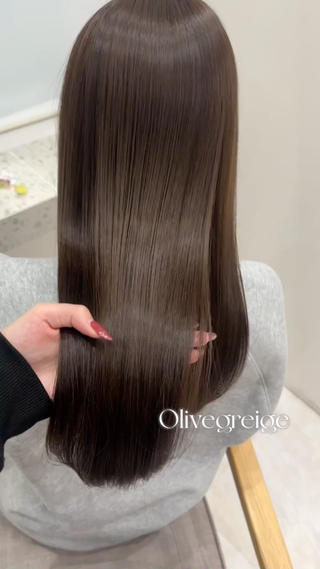 赤みを抑えたオリーブグレージュ 