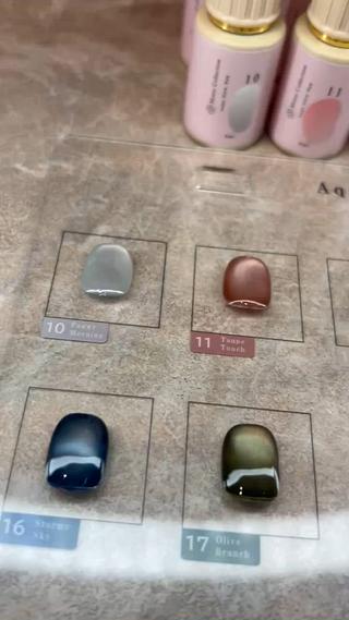 Motto Collection《Aqua Glow Mag》入荷しました

透明感とうるツヤ感がとても綺麗な人気シリーズです。
角度によって表情が変わるマグネットなので、上品で手元が明るく見えます

サンプルもご用意しておりますので、
ご来店時にぜひ実物の質感をご覧ください
気になるカラーがあればお気軽にご相談ください♡ 