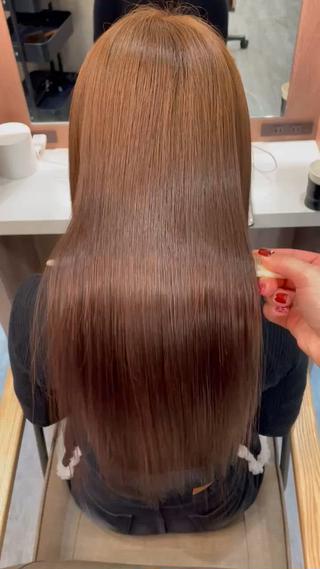 赤みを消したアッシュベージュ
ULTOWA髪質改善トリートメントでサラ艶