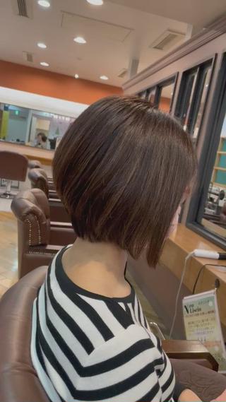 白髪染め＋重めに残したグラボブスタイルです
サイドがいつもハネる、ドライヤーでまとまりやすくしたいという方は重く残してあげるのもアリです

過ごしやすいスタイルを探しましょう 