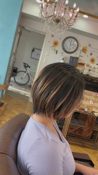 表面に以前入れたバレイヤージュの跡が残ってる状態
縮毛矯正とセットでバッサリショートにしました

一度バレイヤージュを入れるとこのような感じで表面だけ綺麗に残ってくれます 