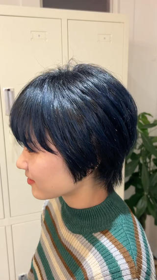 blue × black 
ブリーチリタッチはせずに伸びかけの地毛を活かして
ブルーとブラックのツートンカラー！⊹₊⟡
自然光だと青がもっとよく発色してくれます 
