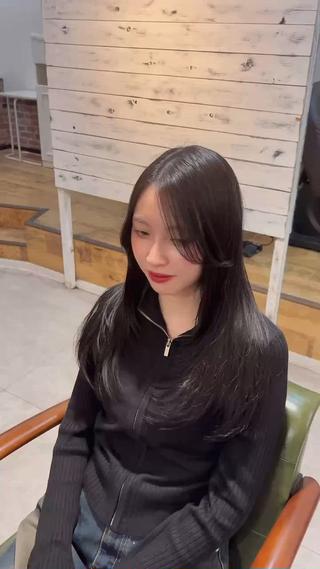 レイヤーカット×暗め透明感カラー

しっかりカウンセリングを行い
お客様に似合うスタイルのご提案をいたします◎ 