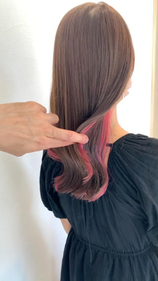 鮮やかなピンクのイヤリングカラー