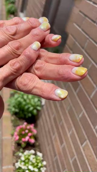 今回のお客様は毎月のジェルネイルの影響で爪がかなり薄くなっていて、ところどころ爪が欠けていた為、爪がかけた部分をシルクシートで補強¥1000＋ビルダーで爪を保護¥1000＋シンプルなアート¥7000でトータル¥9000です
次回以降はビルダーをインフィルしていき、弱った爪にこれ以上負荷を与えないよう爪を育てて行くことになりました
爪が薄くなっているなどお悩みの方は是非是非ビルダーを試しに来て下さい一緒に爪を育てましょう
 