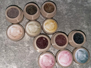 マグネットジェルでありながら、
フラッシュグリッターも入っている
今大流行中のジェルも入荷しています。

マグネットジェル50色以上取り揃えております。 